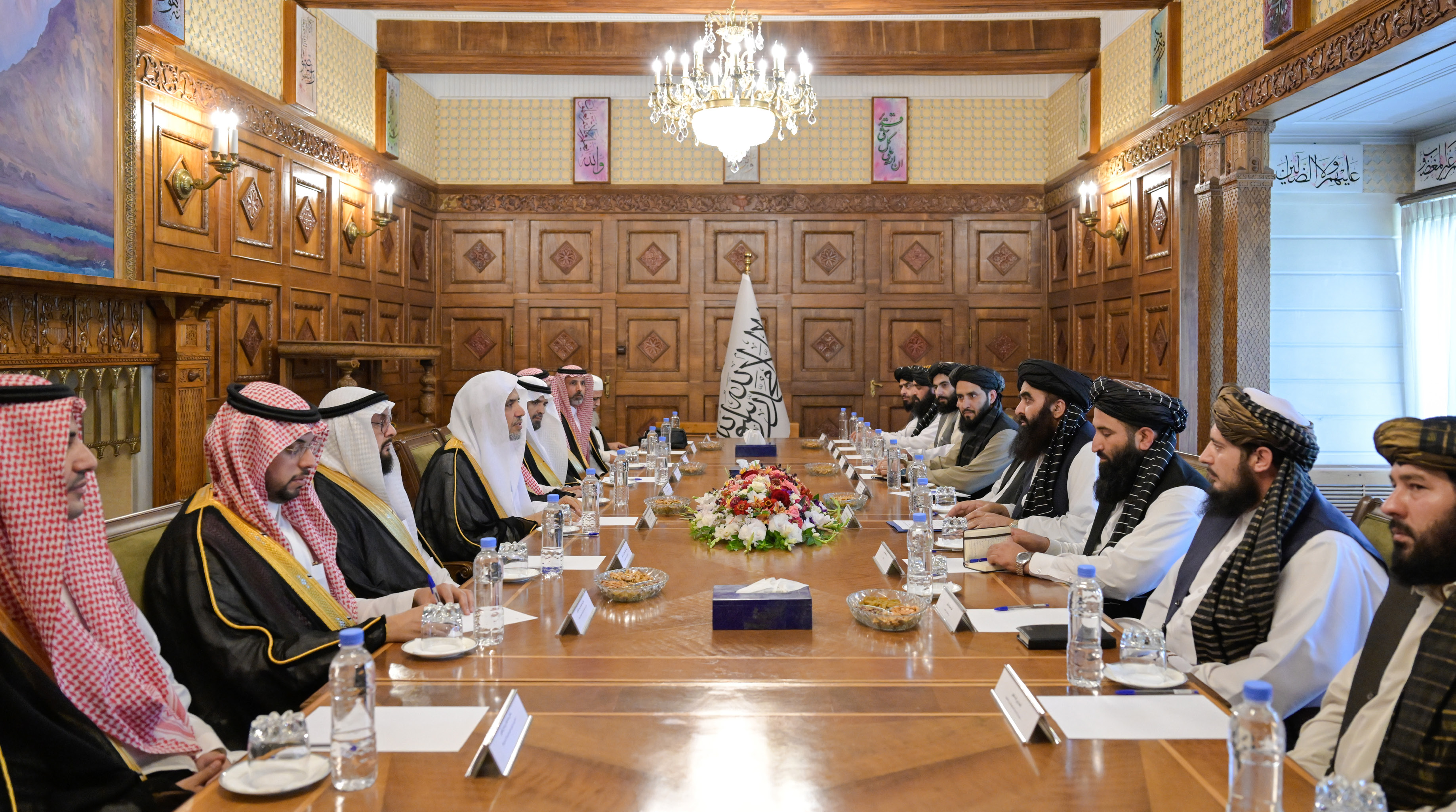 صاحب الفضيلة والمعالي الشيخ الدكتور محمد بن عبدالكريم العيسى يلتقي عدداً من علماء أفغانستان بحضور وزير الخارجية الأفغاني، المولوي أمير خان متقي، في المقر الأول لمجلس الأمن في قصر رئاسة الوزراء بالعاصمة كابل