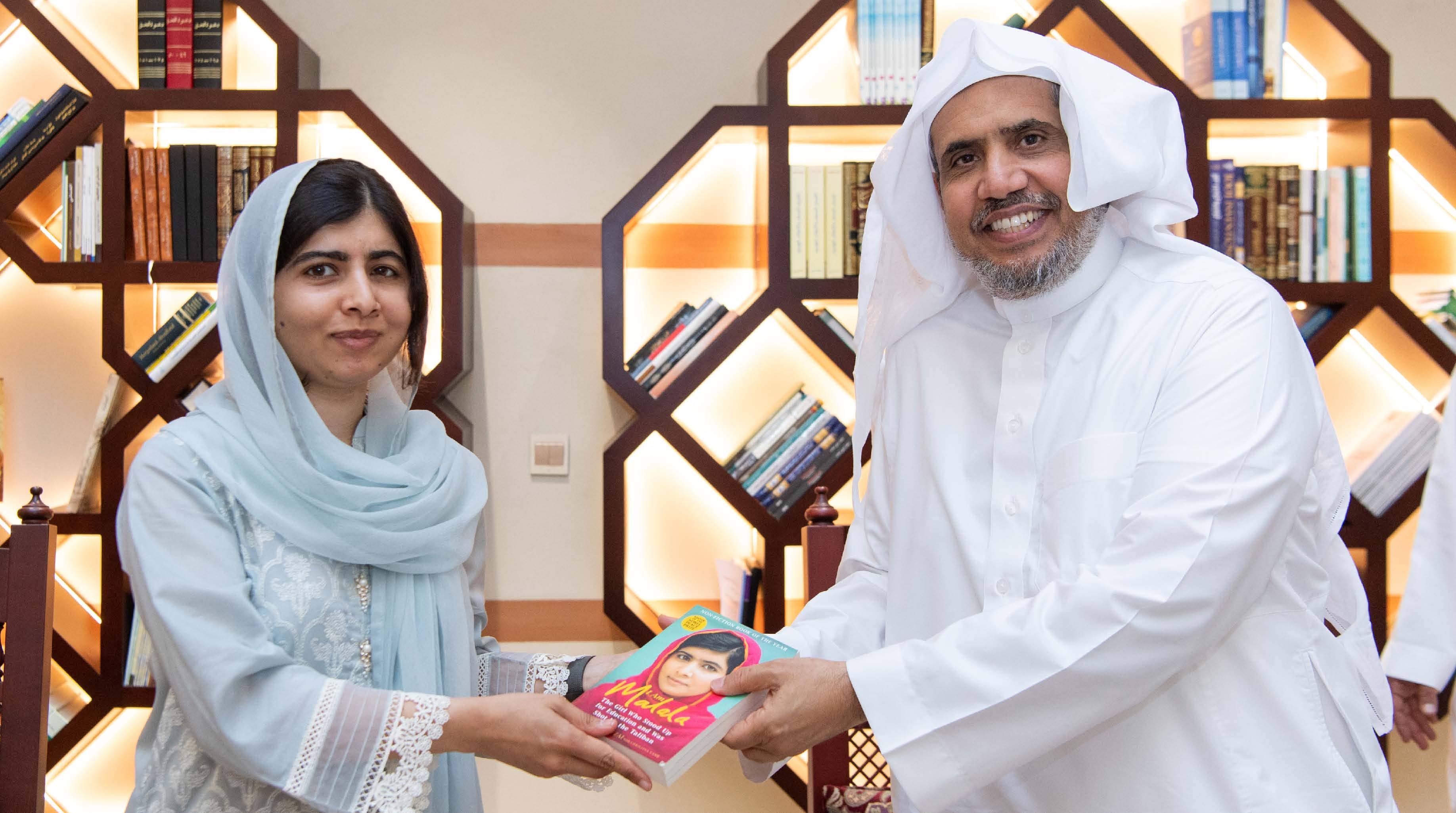 صاحب الفضيلة والمعالي الشيخ الدكتور محمد بن عبدالكريم العيسى يتس لَم نسخة من كتاب الناشطة العالمية في تعليم الفتيات، السيدة ملالا يوسفزي