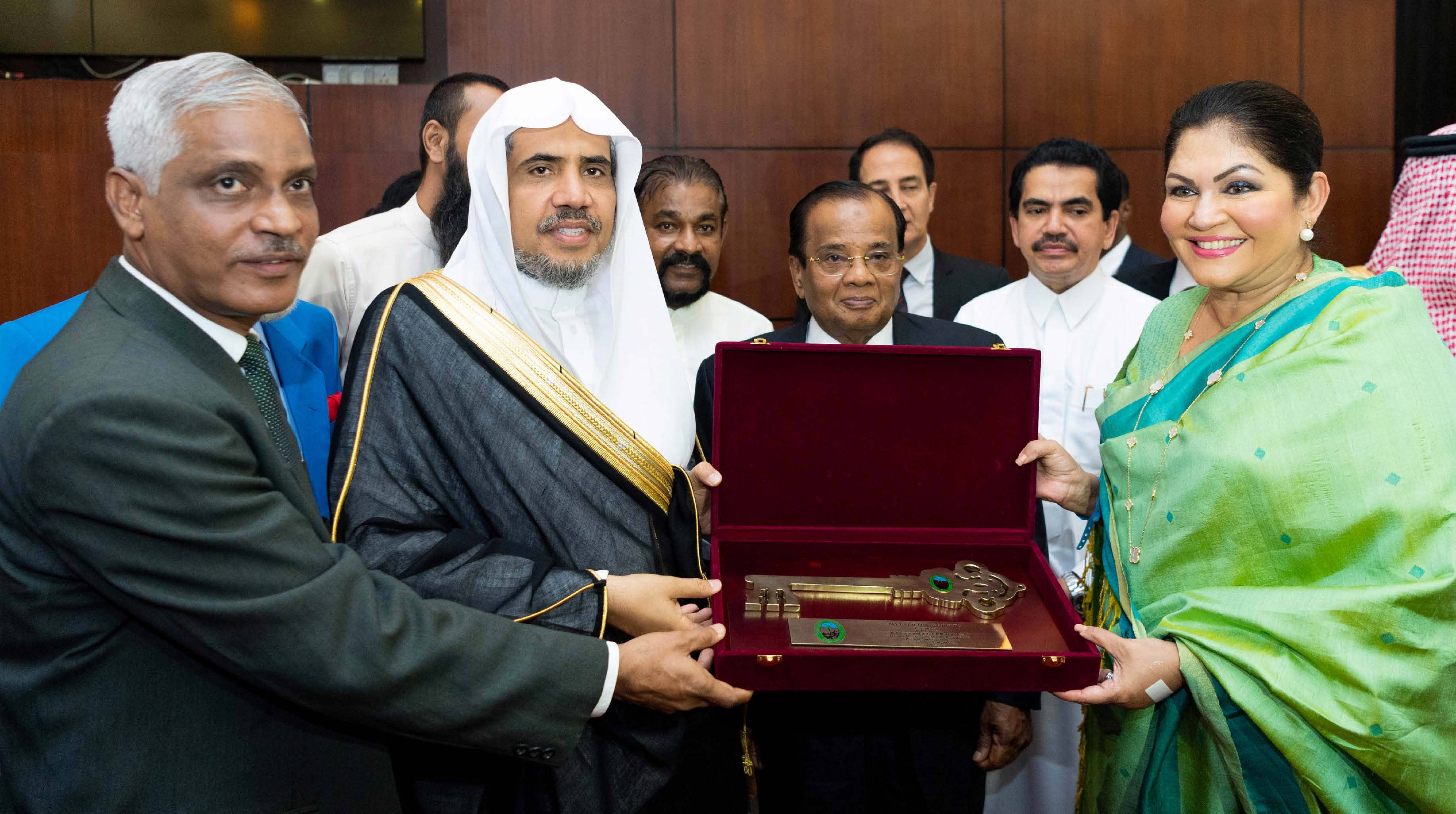 عمدة كولومبو تحتفي بمعالي الشيخ الدكتور محمد بن عبدالكريم العيسى بحضور حاكم كولومبو وكبار الشخصيات وأعضاء السلك الدبلوماسي، وتسلم مفتاح العاصمة لمعاليه
