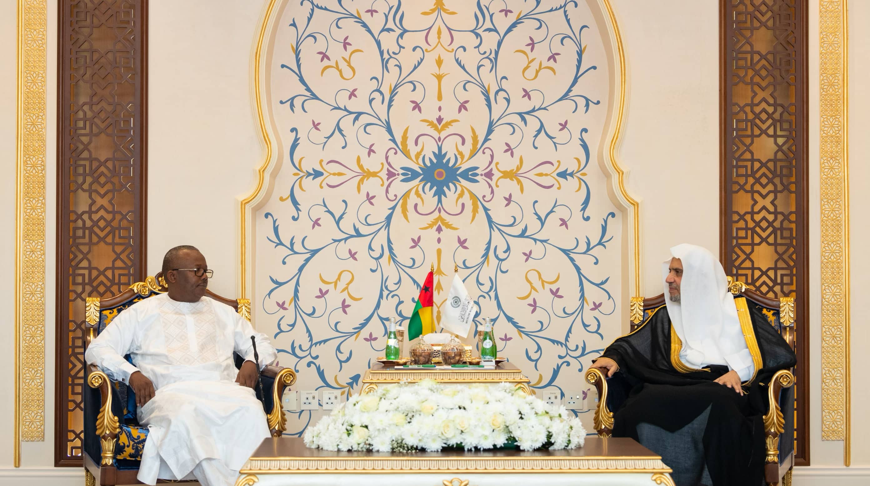 صاحب الفضيلة والمعالي، الشيخ الدكتور محمد بن عبدالكريم العيسى، يستقبل فخامة رئيس جمهورية غينيا بيساو، السيد عمر سيسوكو أمبالو، في مقر رابطة العالم الإسلامي بمكة المكرمة