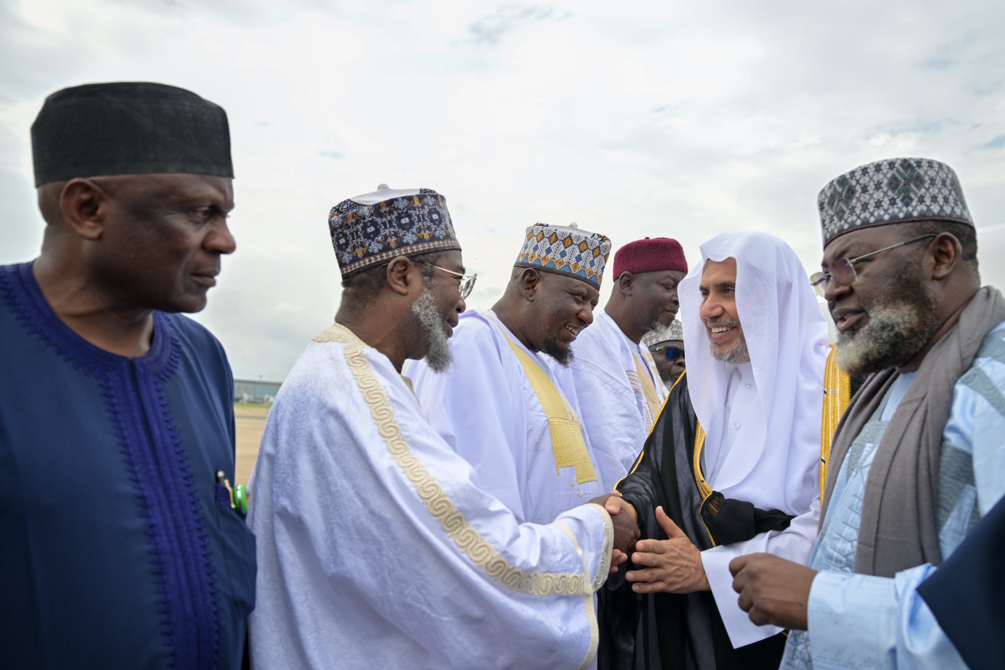 ‏وصل معالي الأمين العام، رئيس هيئة علماء المسلمين، فضيلةُ الشيخ د.⁧‫محمد العيسى‬⁩‬⁩ إلى العاصمة النيجيرية "أبوجا"، لعدد من الفعاليات.  ‏كان في استقباله ووفد الرابطة جمعٌ من أصحاب الفضيلة والمعالي من العلماء وحكام الولايات، وعدد من الوزراء وأعضاء البرلمان، ومجلس الشيوخ.