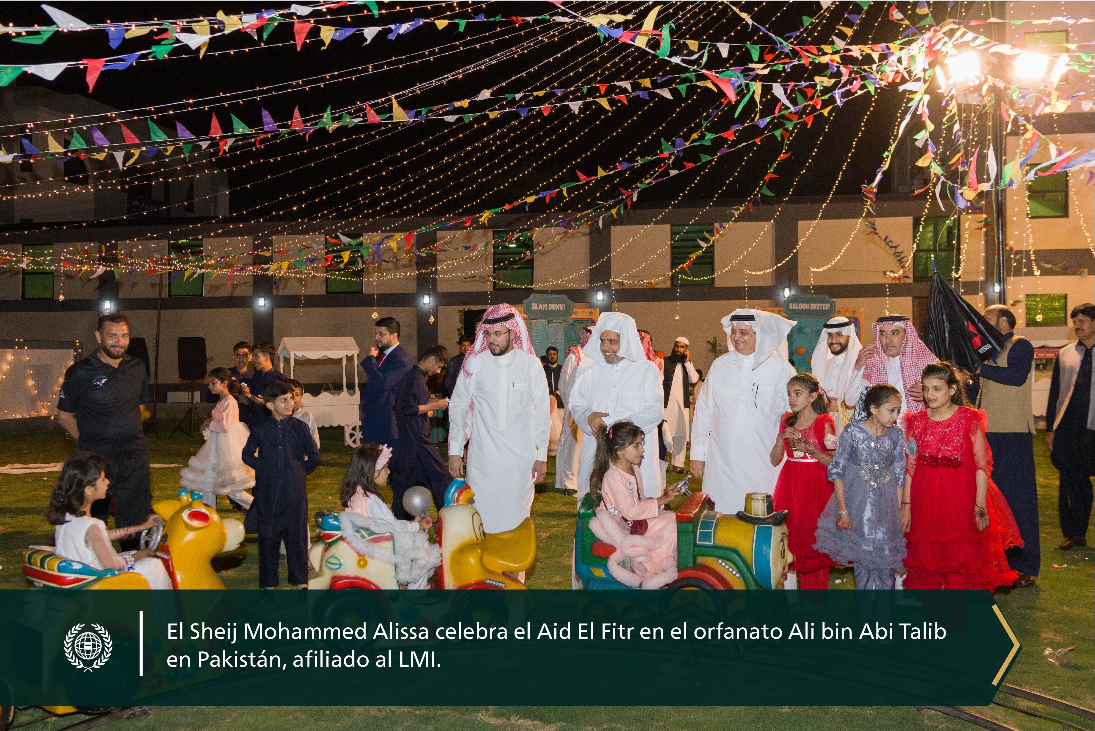 Foto de la celebración del Sheij Dr. Mohammed Al-Issa, SG de la LMI, en la festividad del Aid El Fitr en el orfanato Ali bin Abi Talib en Pakistán, que cuenta con cerca de 4600 huérfanos:
