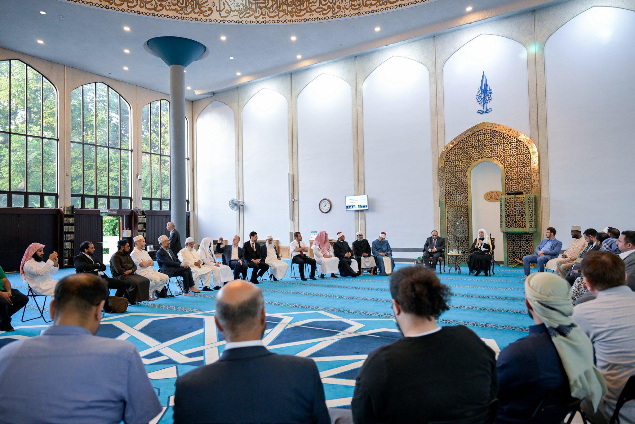 Les responsables musulmans britanniques accueillent le Secrétaire général de la Ligue islamique mondiale au Centre islamique de la capitale, Londres.