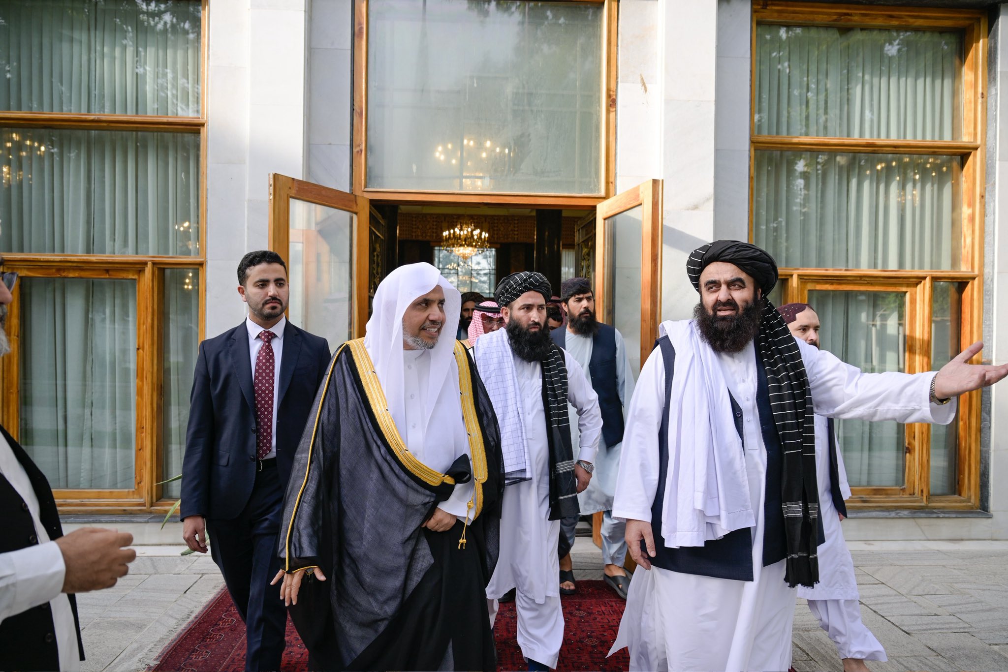 Le Secrétaire général et Président de l’Organisation des savants musulmans, cheikh Mohammed Alissa, a rencontré le ministre des Affaires étrangères afghan, Amir Khan Mutaqqi, au siège principal du Conseil de sécurité, situé au Palais de la Présidence du Conseil des ministres.