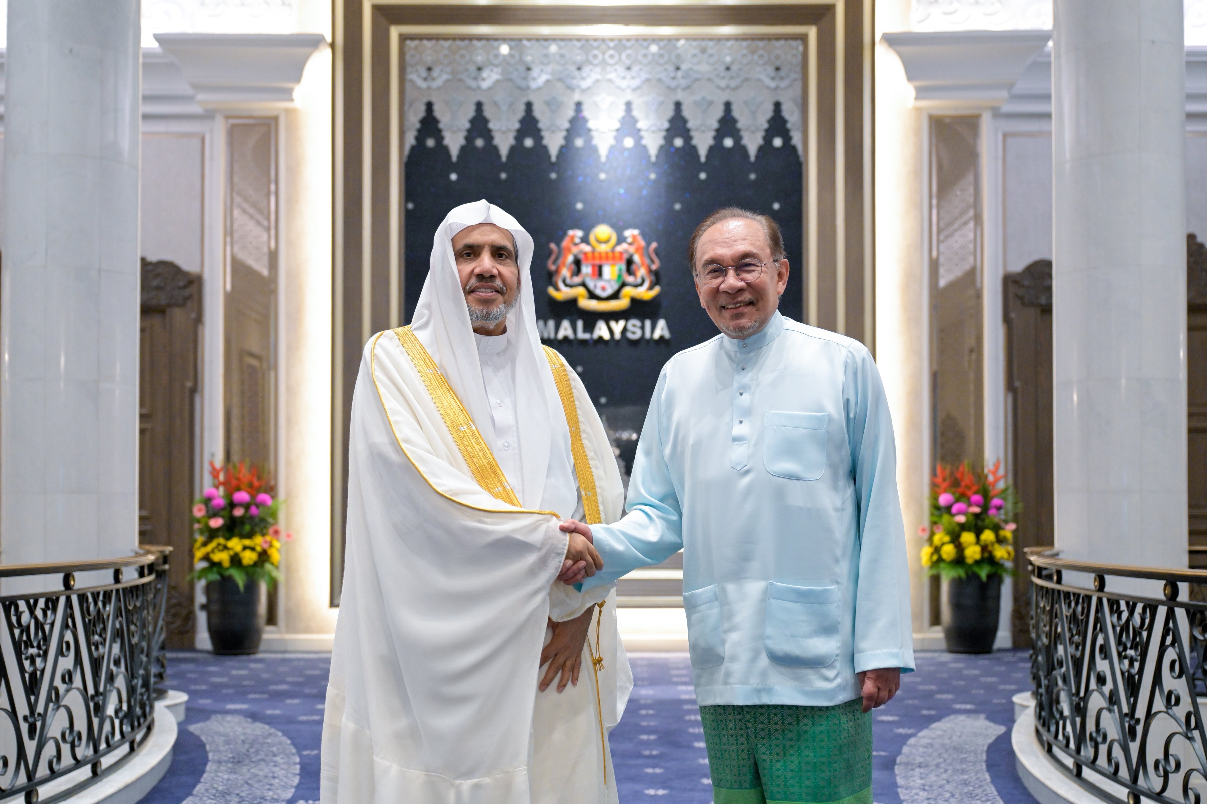  Dato’ Seri Anwar Ibrahim, a reçu au palais présidentiel dans la capitale malaisienne Kuala Lumpur, le Secrétaire général, Président de la L’Organisation des savants musulmans, cheikh Mohammed Al-Issa.