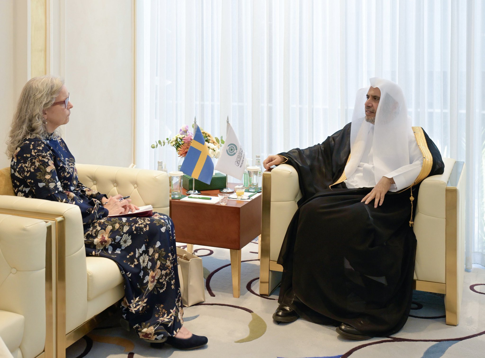‏استقبلَ معالي الأمين العام، رئيس هيئة علماء المسلمين، فضيلة الشيخ د.⁧‫محمد العيسى‬⁩ ⁦‪‬⁩، في مكتبه بالرياض ظُهرَ اليوم، سعادةَ سفيرة مملكة السويد لدى المملكة العربية السعودية، السيدة بيترا ميناندرا
