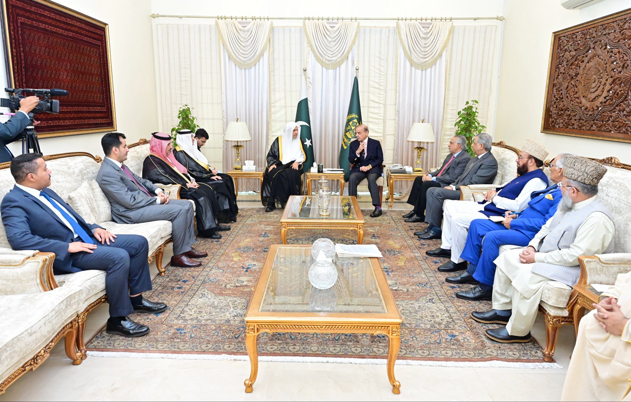 M. Muhammad Shehbaz Sharif, Premier ministre de la République islamique du Pakistan, a reçu, au siège de la Primature dans la capitale Islamabad, le Secrétaire général, Président de l’Organisation des savants musulmans, cheikh Mohammed Alissa