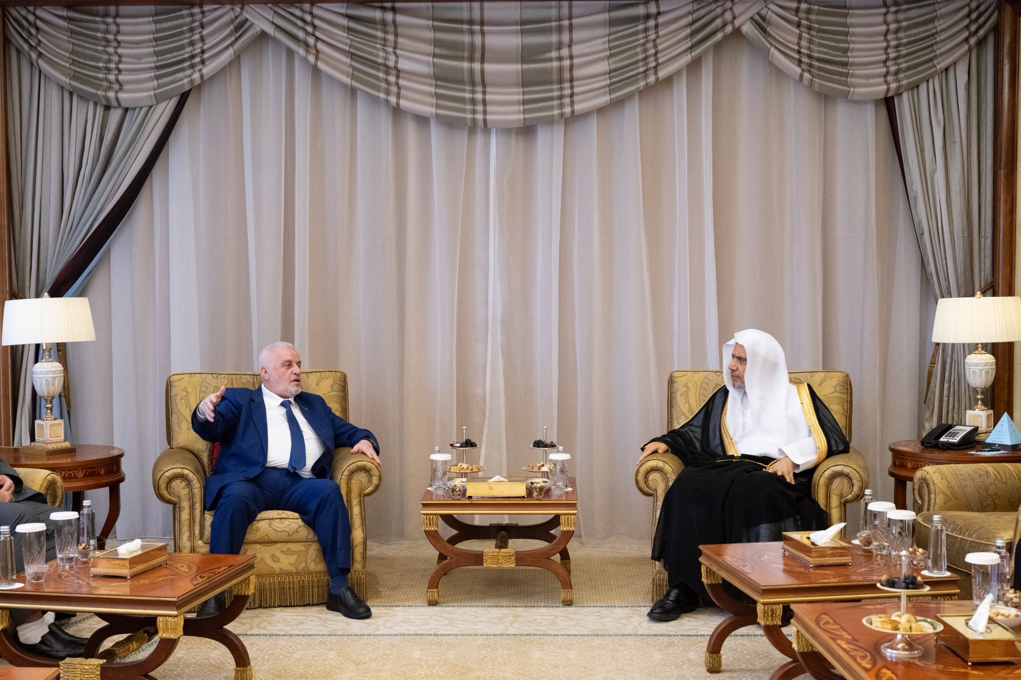 استقبل معالي الأمين العام، رئيس هيئة علماء المسلمين، فضيلة الشيخ د.⁧‫محمد العيسى‬⁩‬⁩، ظُهرَ اليوم، معاليَ وزير الأوقاف في الجمهورية العربية السورية، الدكتور محمد أبو الخير شكري