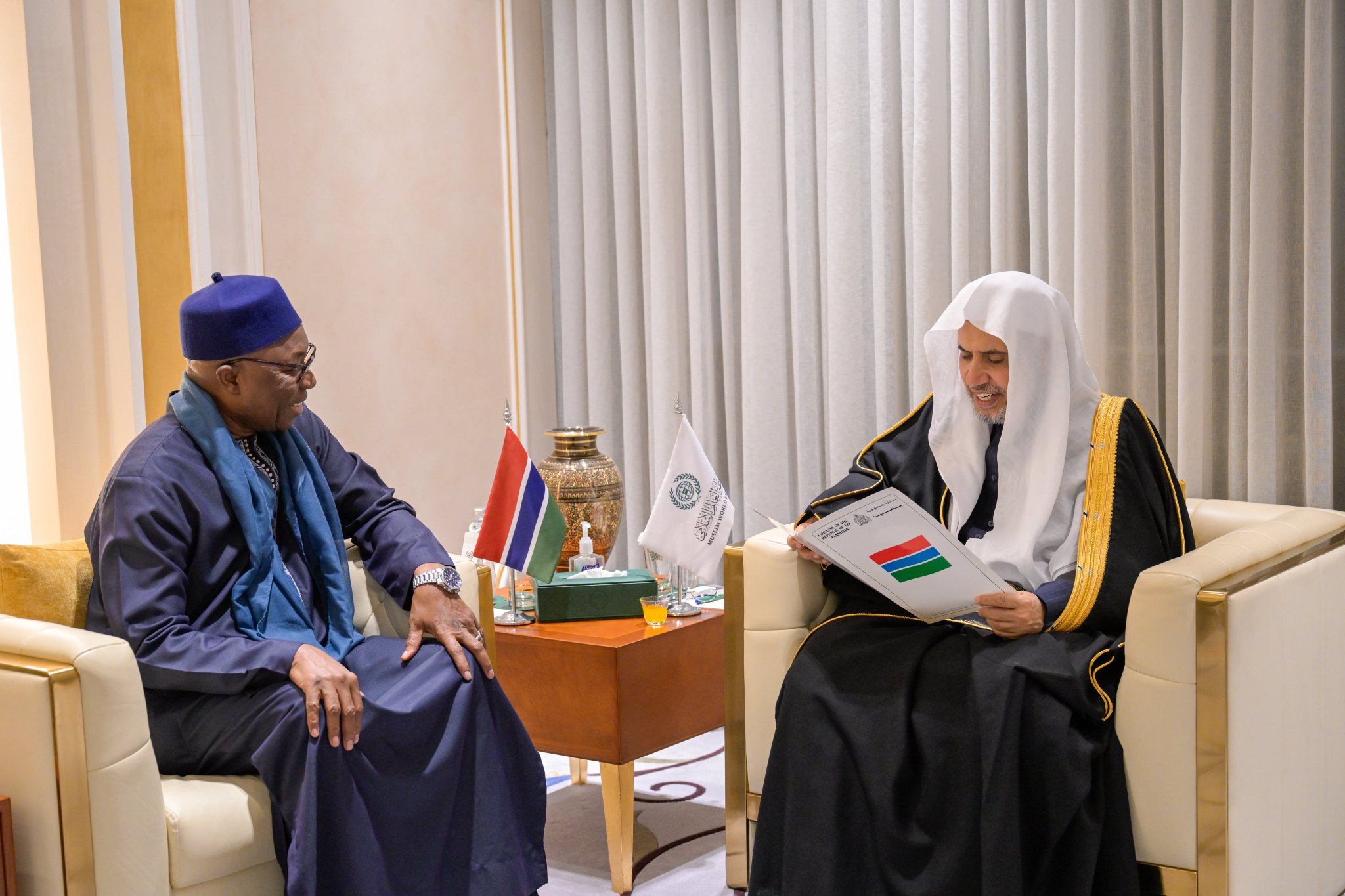 ‏استقبل معالي الأمين العام، رئيس هيئة علماء المسلمين، فضيلة الشيخ د.⁧‫ محمد العيسى‬⁩ ⁦‪‬⁩، سعادةَ سفير جمهورية غامبيا لدى المملكة العربية السعودية، السيد مامبوري نجاي