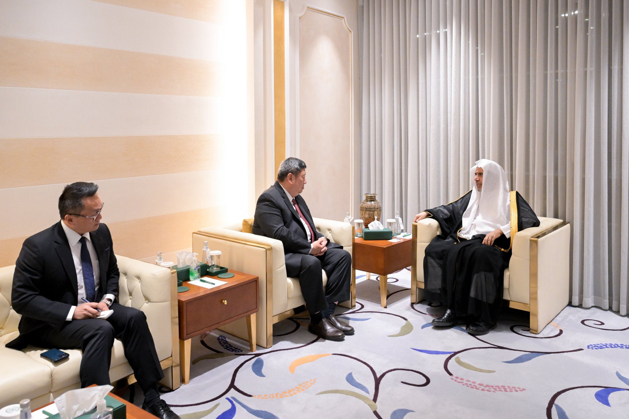 استقبل معالي الأمين العام، رئيسُ هيئة علماء المسلمين، فضيلةُ الشيخ د.⁧‫محمد العيسى‬⁩ ⁦‬سعادةَ الممثل الاقتصادي والثقافي لتايبيه لدى المملكة العربية السعودية، السيد سامي جانج