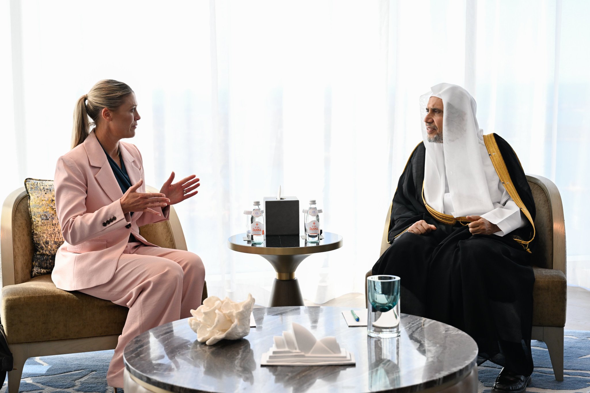‏استقبلَ معالي الأمين العام، رئيسُ هيئة علماء المسلمين، فضيلةُ الشيخ د.⁧‫محمد العيسى‬⁩ ‬⁩، في مقرّ إقامته بمدينة "سيدني"، معاليَ مفوضة الشرطة الفيدرالية الأسترالية، السيدة كريسي برت