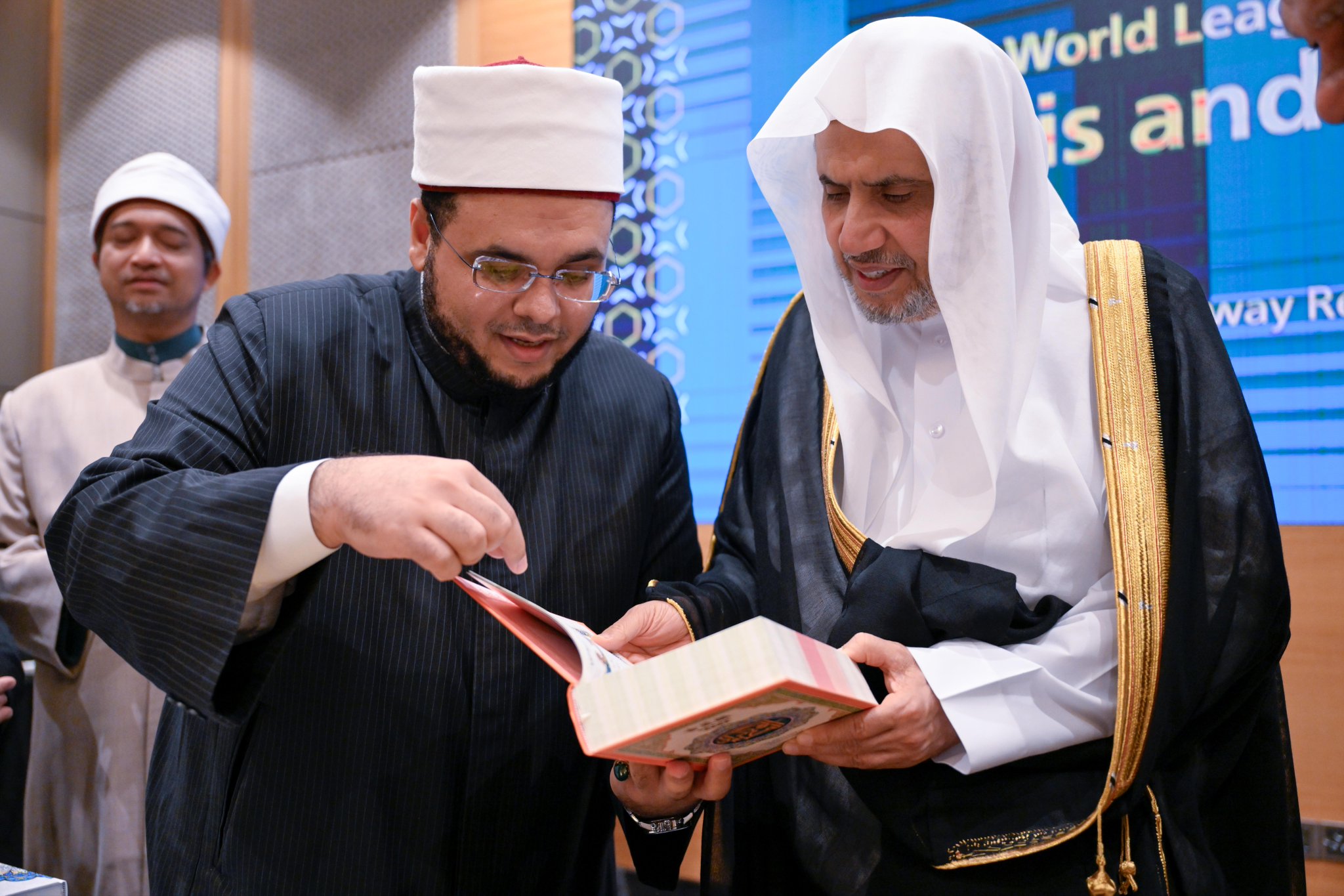 Le Secrétaire général, cheikh Mohammed Al-Issa a tenu, dans la capitale malaisienne Kuala Lumpur, une réunion avec d’éminents oulémas de Malaisie issus de l’ensemble des États, en présence du Grand imam, Mufti général de Malaisie, cheikh Ahmad Fauwaz