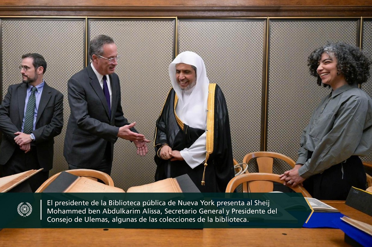 En la tercera biblioteca más grande del mundo: La Biblioteca pública de Nueva York recibió el Sheij Dr. Mohammed bin Abdulkarim Al-Issa, Secretario General, fue recibido por el presidente de la biblioteca