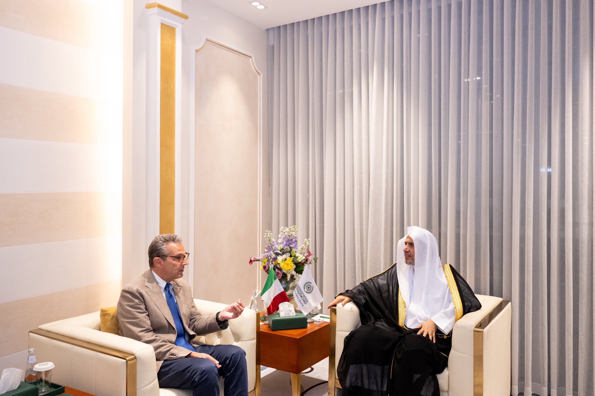 ‏استقبلَ معالي الأمين العام، رئيسُ هيئة علماء المسلمين، فضيلةُ الشيخ د.⁧‫ محمد العيسى‬⁩ ‬⁩، في مكتبه بالرياض مساءَ أمس، سعادةَ سفير جمهورية إيطاليا لدى المملكة العربية السعودية، السيد كارلو بالدوتشي
