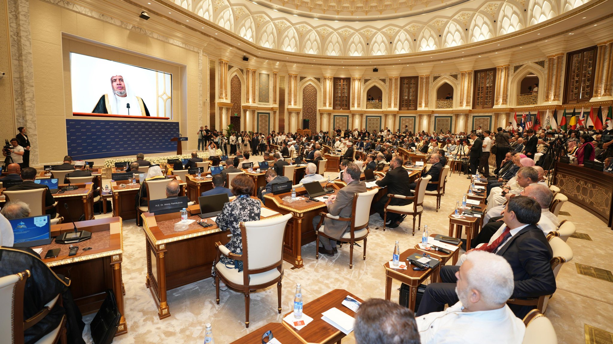 ‏في العاصمة الأوزبكيّة "طشقند"، وبحضورِ نحو 300 متحدثٍ من 40 دولةً حولَ العالَم: ‏شاركَ معالي الأمين العام، رئيسُ هيئة علماء المسلمين، فضيلةُ الشيخ د.⁧‫ محمد العيسى‬⁩ ‬⁩، بـ"كلمةٍ مُتَلفَزة" في الجلسة الافتتاحية للمنتدى الإسلامي الدولي الأول "الحضارة الإسلامية: طريقُ السّلام والتّسامُح والتّنوير"، الذي يحظى برعاية فخامة رئيس جمهورية أوزبكستان، السيد شوكت ميرضيائيف، وبتنظيمٍ مُشترَكٍ بين منظمة العالَم الإسلامي للتربية والعلوم والثقافة (إيسيسكو)، ومركز الحضارة الإسلامية في أوزبكستان.