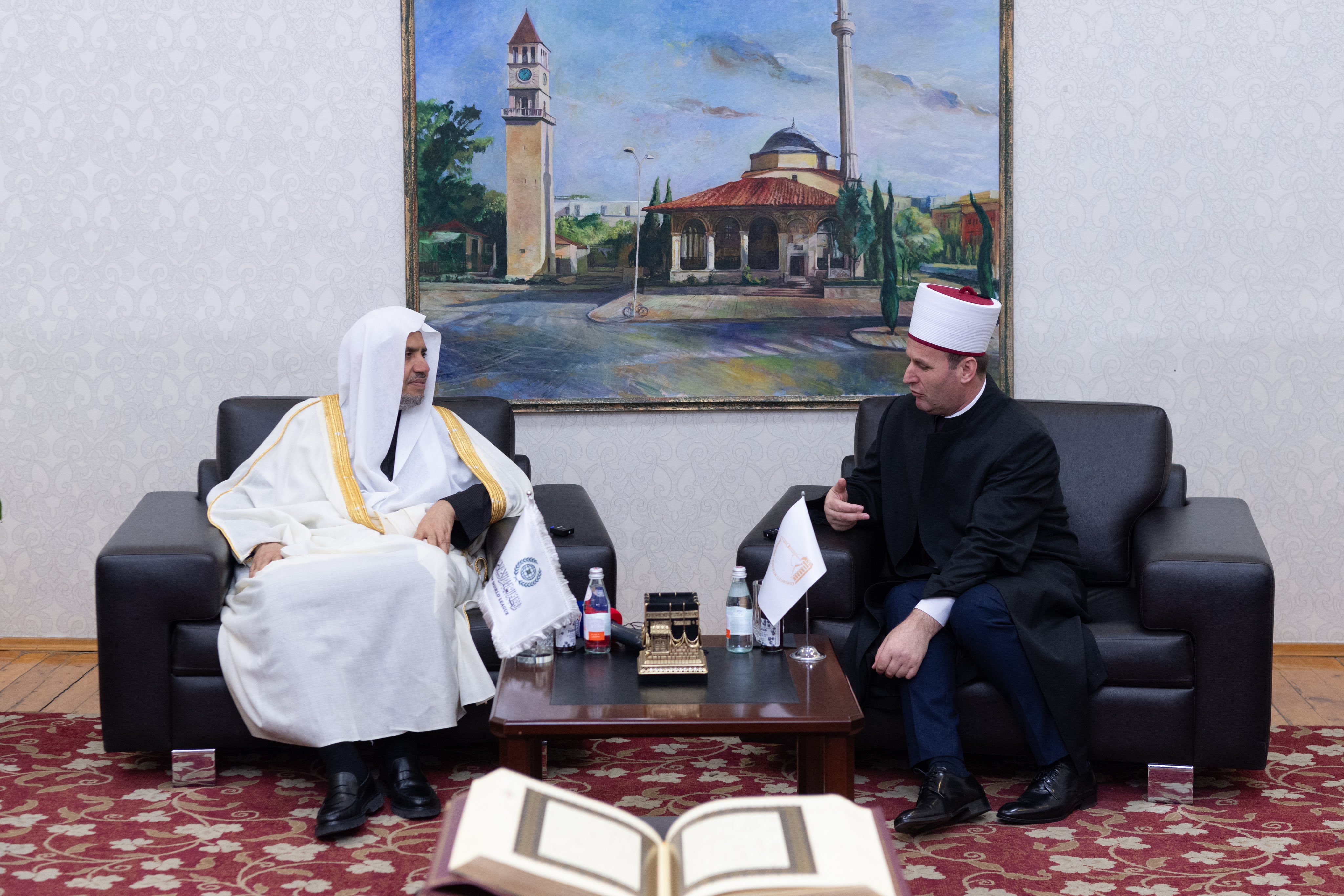 El Comité albanés de los ulemas, afiliado a 35 centros de jurisprudencia islámica, recibió al Secretario General, presidente de la Comisión de Ulemas Musulmanes, el Sheij Mohammed Al-Issa, en su sede en la capital, Tirana.