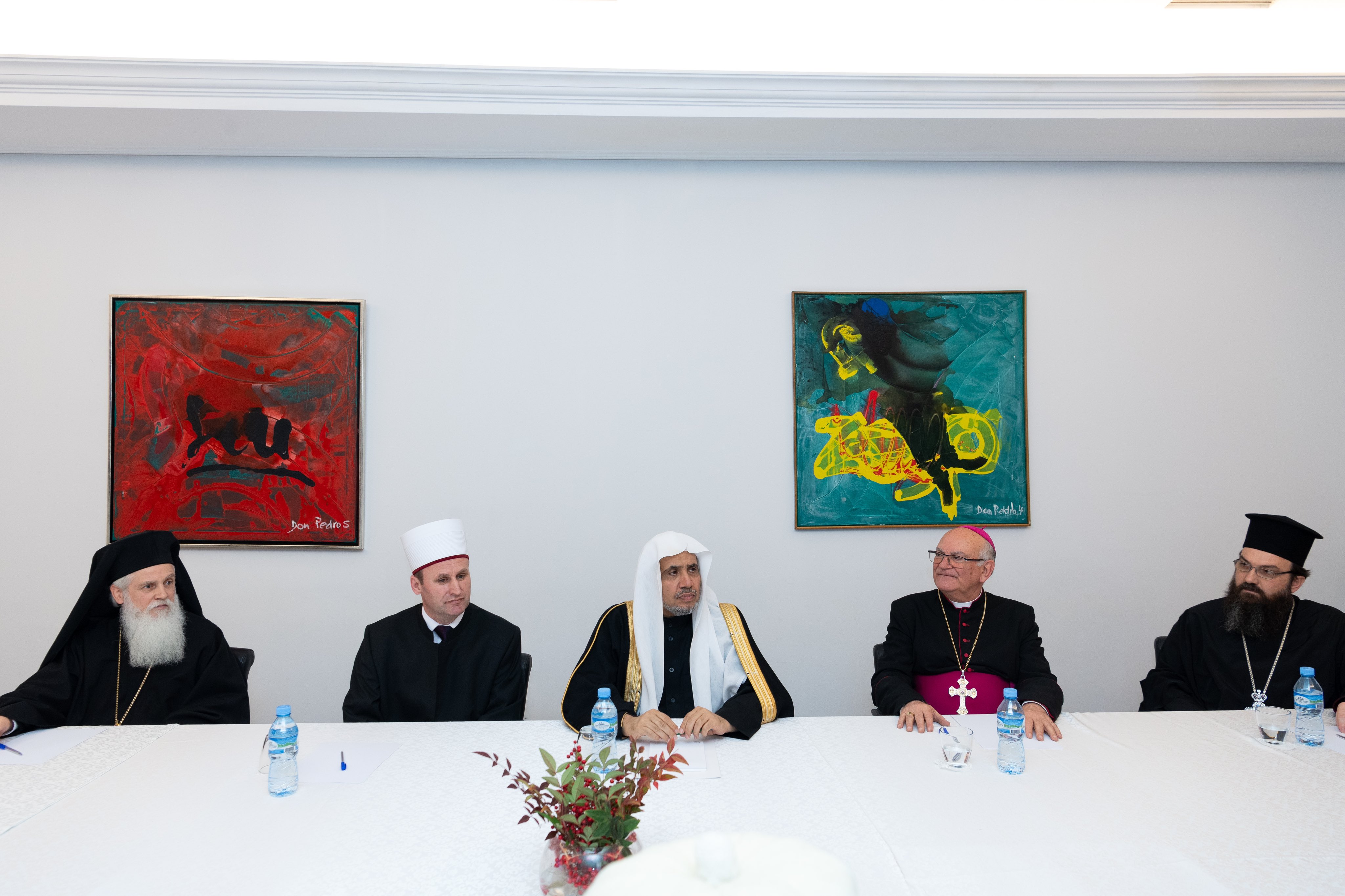 A pesar de su coexistencia ejemplar, por primera vez en la historia de Albania, se reunieron para una cena común: 