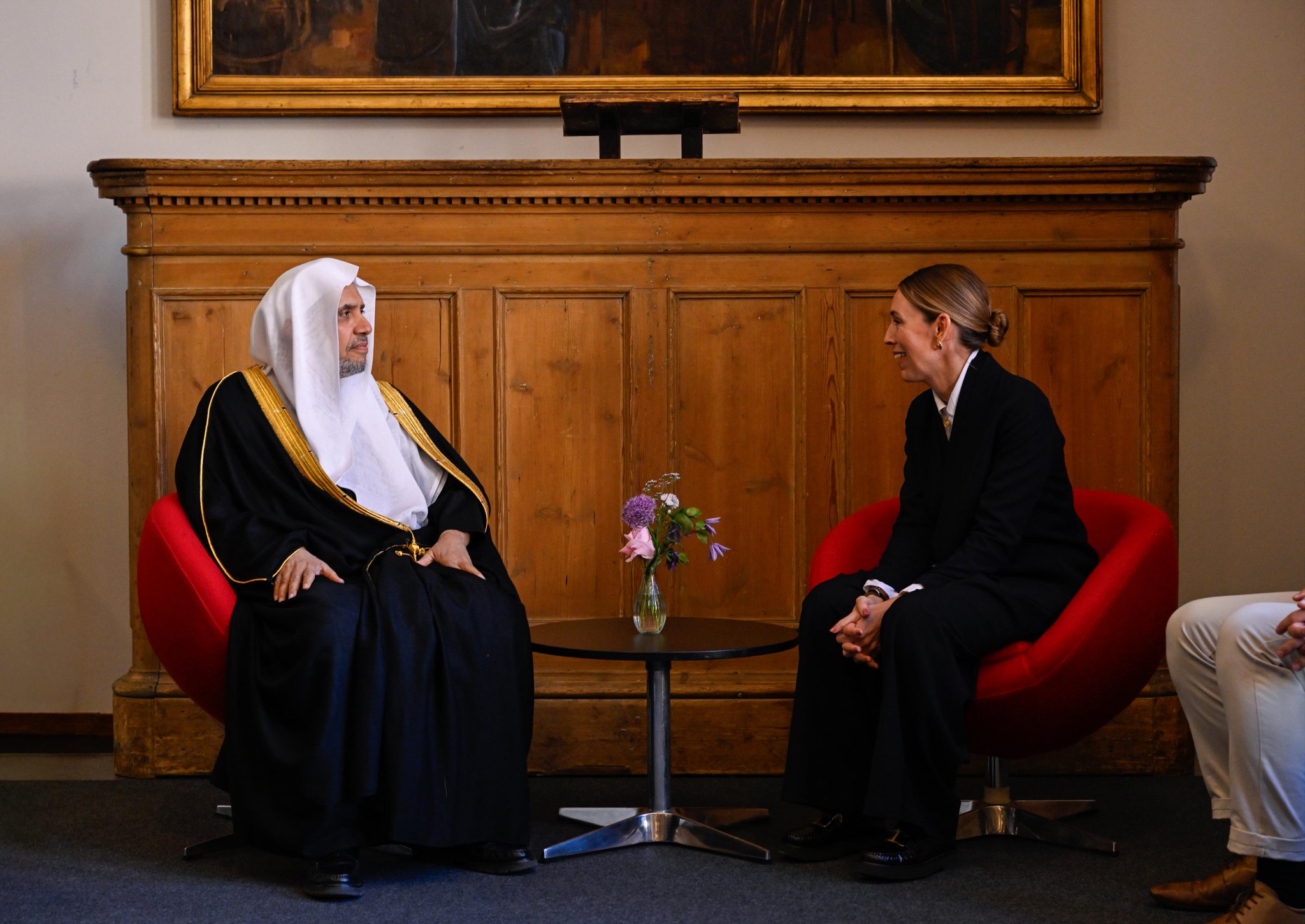 ‏التقى معالي الأمين العام، رئيس هيئة علماء المسلمين، فضيلة الشيخ د.⁧‫محمد العيسى‬⁩ ‬⁩، "في وقتٍ سابقٍ"، دولةَ رئيس وزراء نيوزيلندا السابقة، السيدة جاسيندا أرديرن. ‏وجرى خلال اللقاءِ مُناقشةُ عددٍ من الموضوعات ذات الصّلة بالتنوُّع الدينيِّ والإثنيِّ والثقافيِّ، وسُبُل تعزيز التّماسُك المجتمعيِّ في ضوء هذا التنوُّع. ‏وثمّنَ معاليه موقِفَها الوطنيّ والإنسانيّ المُشرّف تجاه الفاجعة الإرهابية المُرَوّعة في مسجد "النور" بمدينة "كرايستشيرش". ‏جديرٌ بالذِّكر أنّ معاليه يزور نيوزيلندا بدعوةٍ رسميّةٍ من دولة رئيس الو