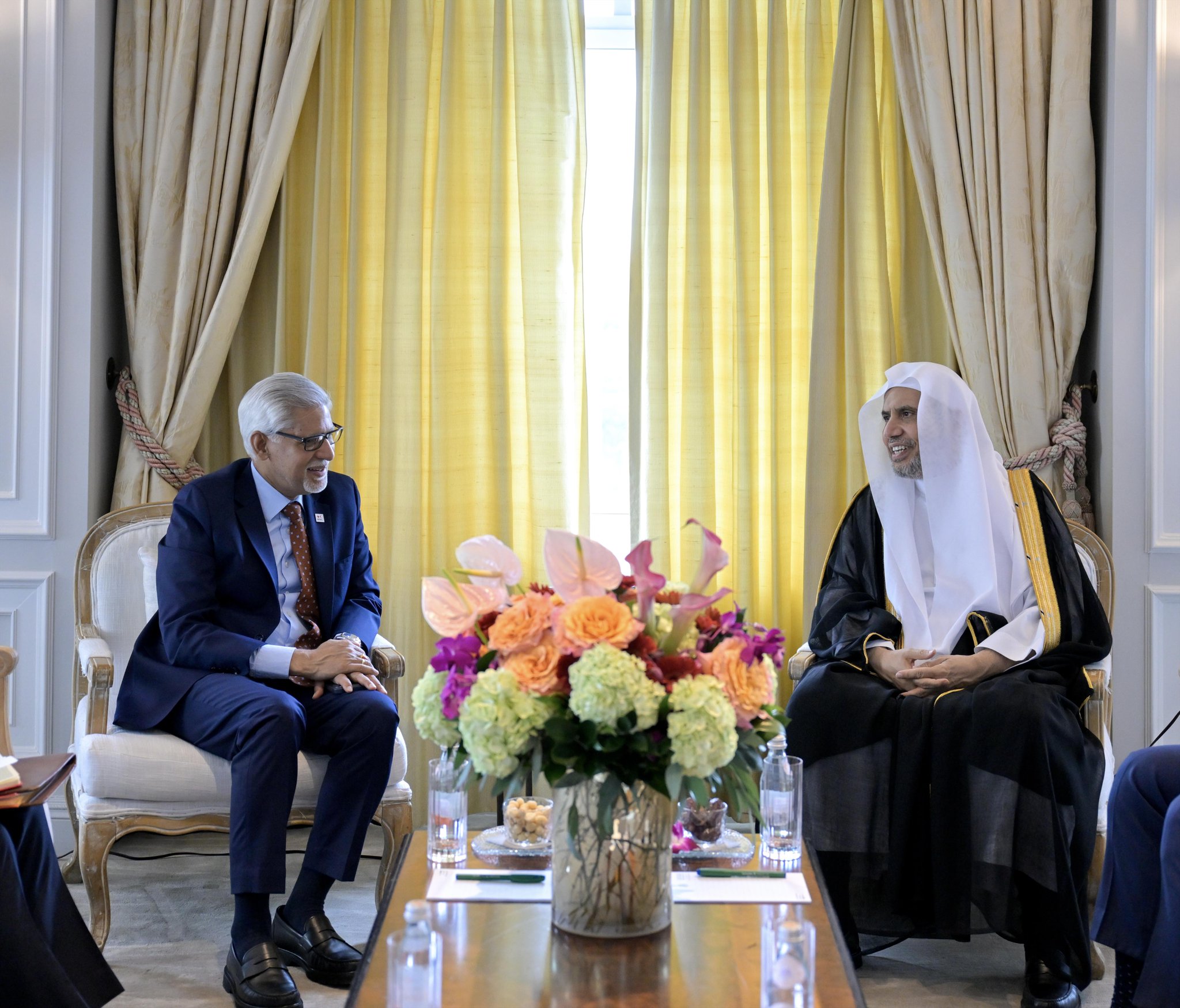 Yang Mulia Sekretaris Jenderal LMD sekaligus Ketua Organisasi Ulama Muslim, Syekh Dr. Mohammed Al-Issa , bertemu dengan Sekretaris Jenderal Federasi Internasional Perhimpunan Palang Merah dan Bulan Sabit Merah (IFRC), Yang Mulia Bapak Jagan Chapagain