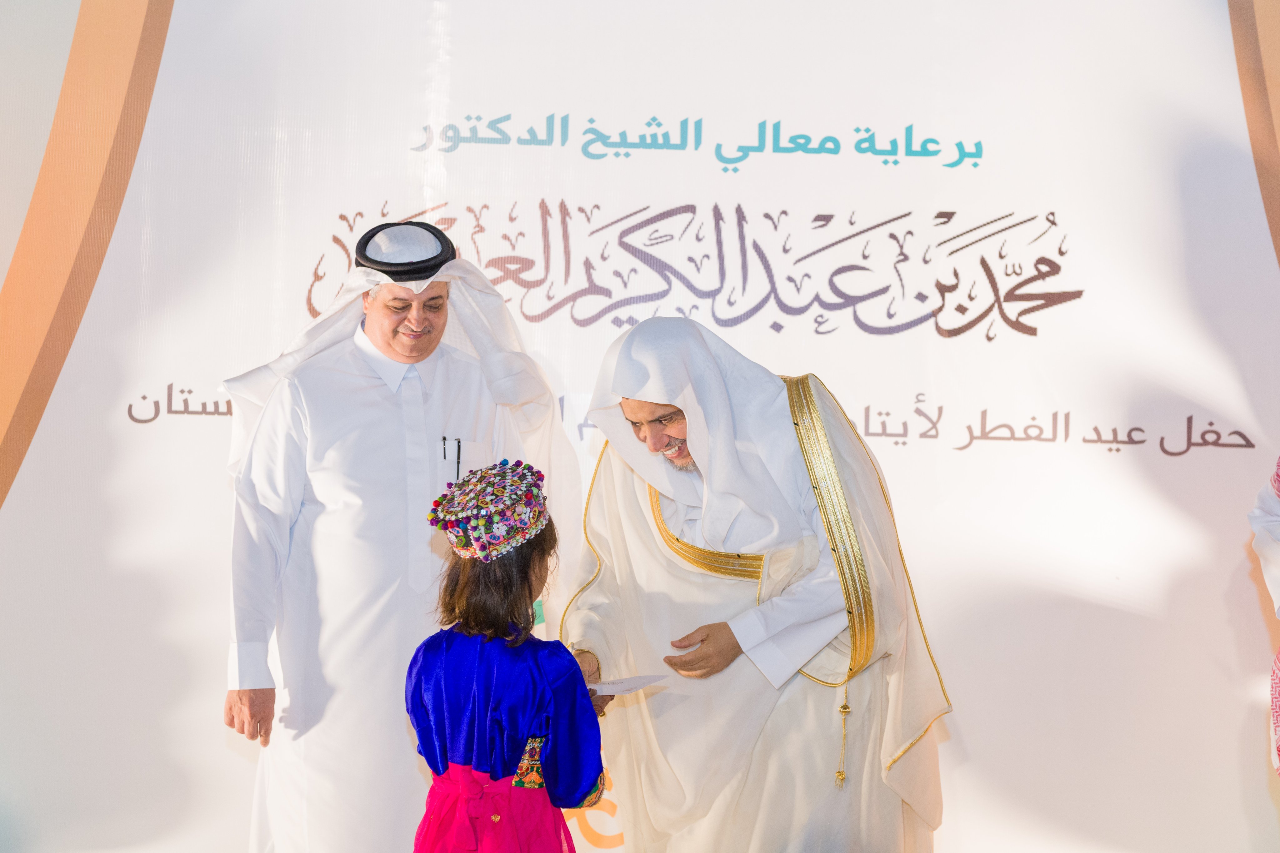 Foto de la celebración del Sheij Mohammed Al-Issa, SG de la LMI, en la festividad del Aid El Fitr en el orfanato Ali bin Abi Talib en Pakistán, que cuenta con cerca de 4600 huérfanos: