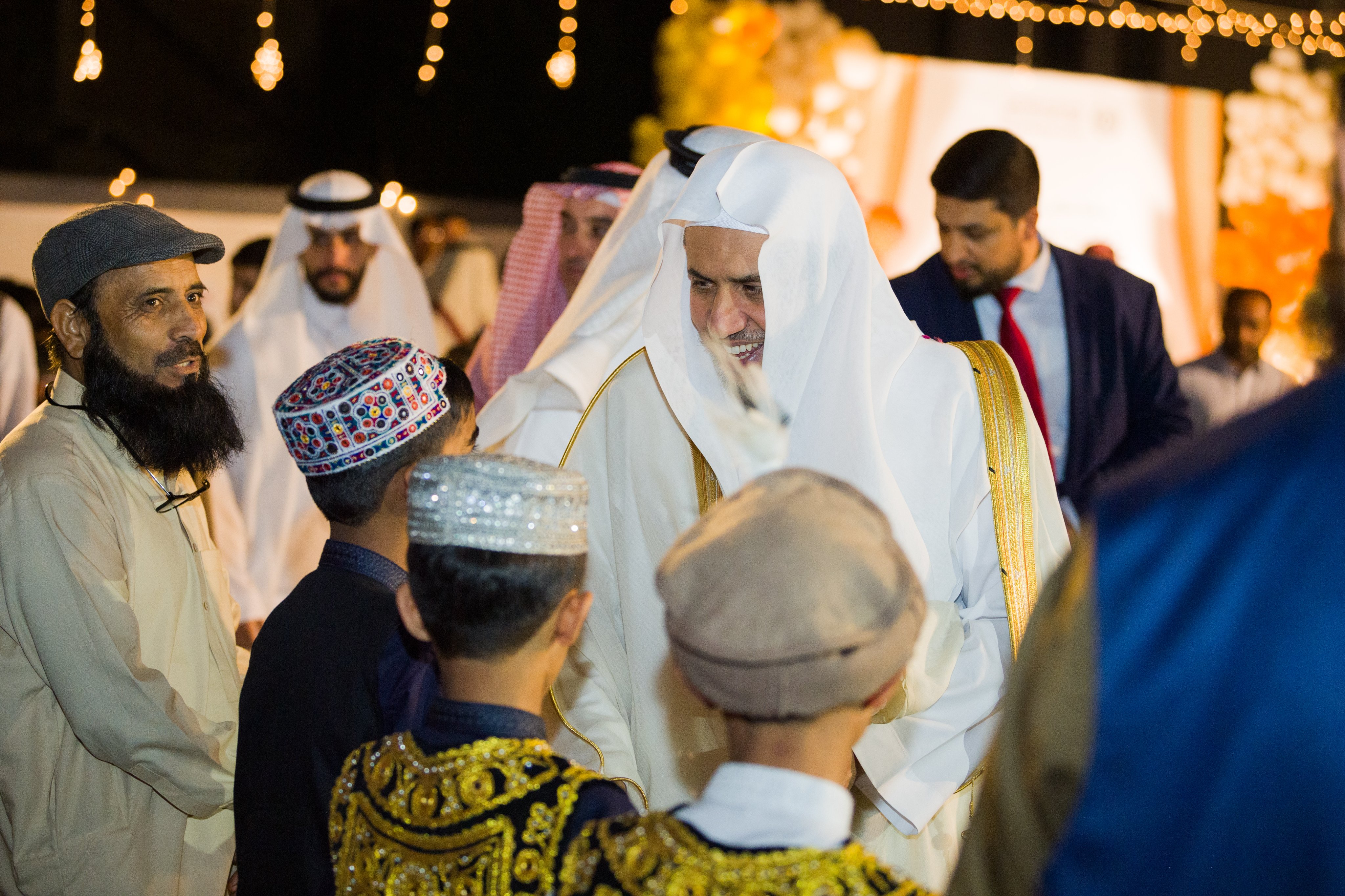 Foto de la celebración del Sheij Mohammed Al-Issa, SG de la LMI, en la festividad del Aid El Fitr en el orfanato Ali bin Abi Talib en Pakistán, que cuenta con cerca de 4600 huérfanos: