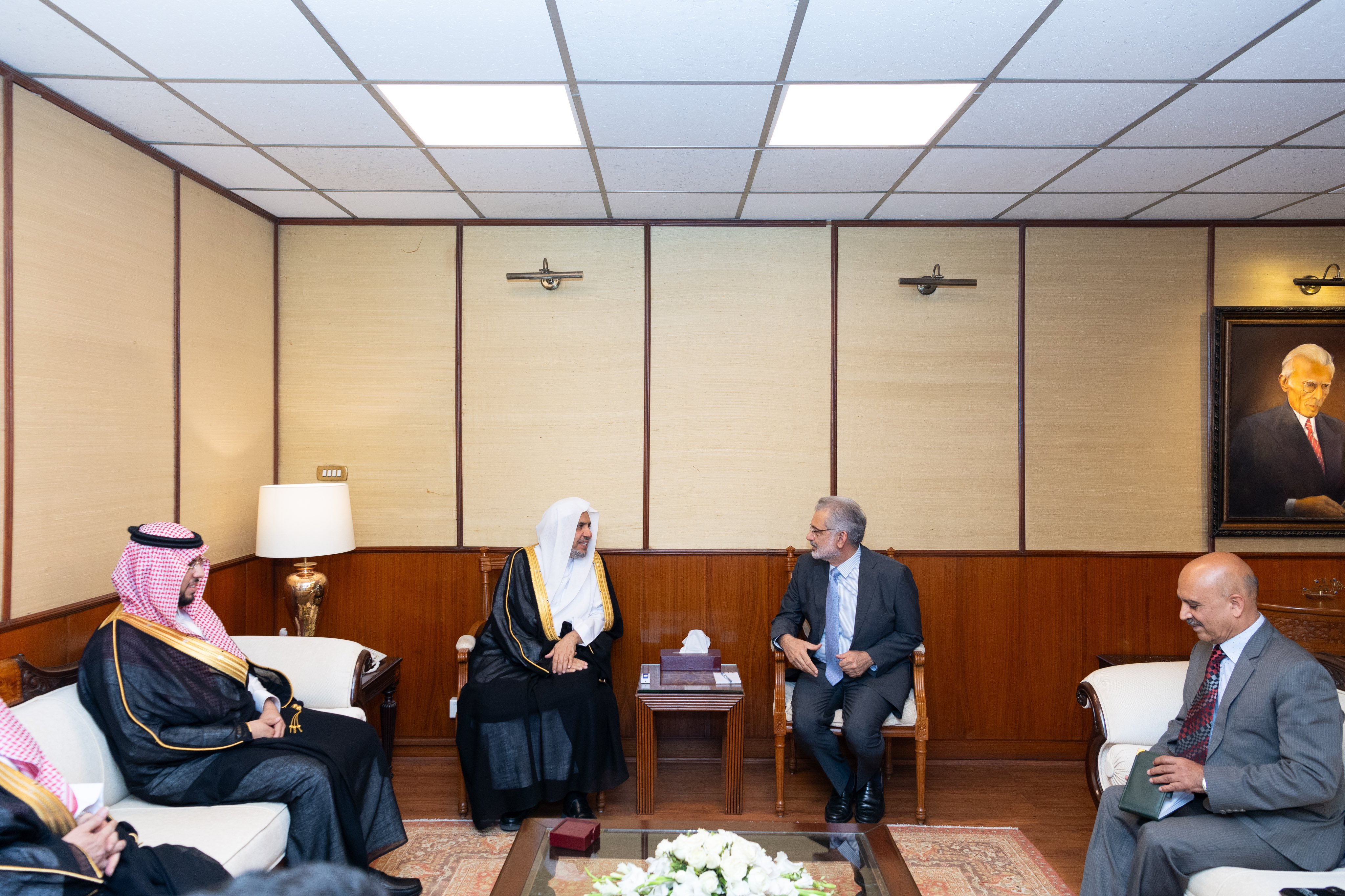 El Presidente de la Corte Suprema de la República Islámica de Pakistán, el Sr. Faez Isa, recibe en su oficina en la capital, Islamabad, al Secretario General y Presidente de la Comisión de Ulemas Musulmanes, el Sheij Mohammed Al-Issa.
