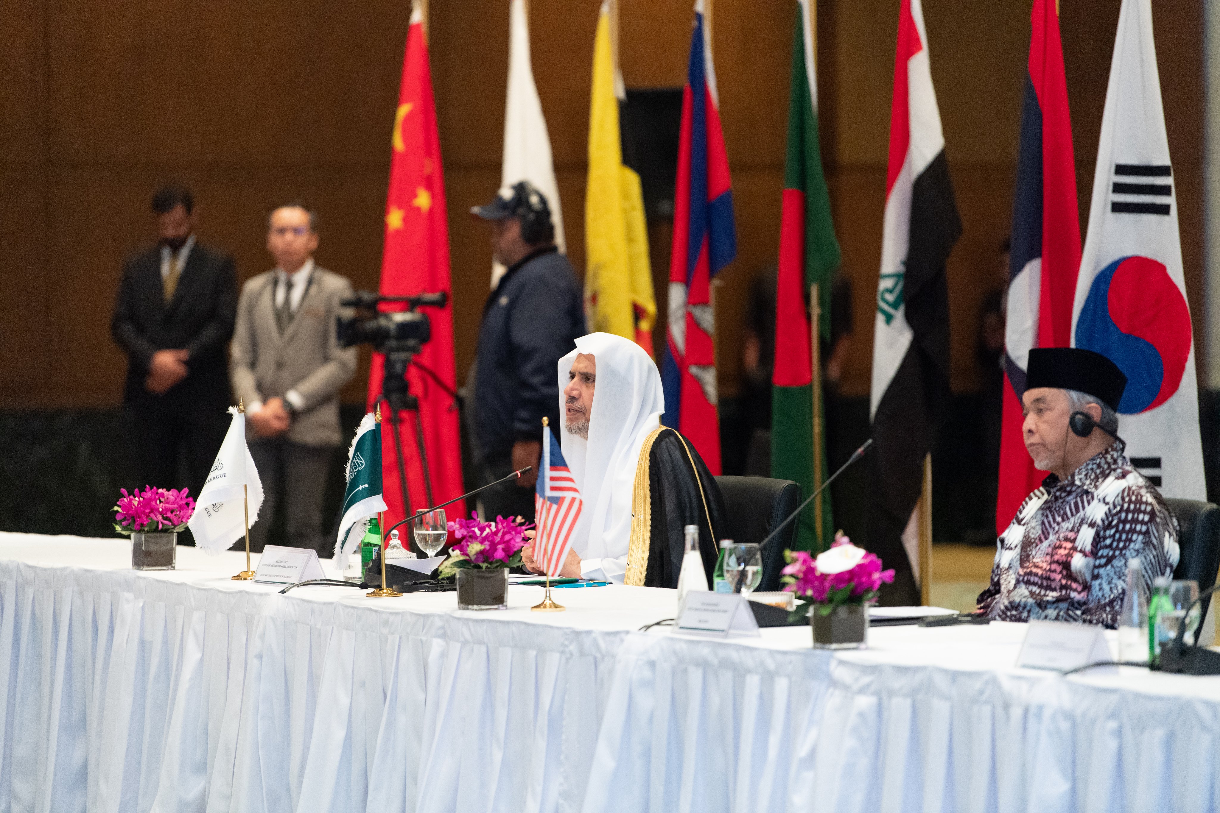 El Secretario General, el Sheij Mohammed Al-Issa, durante la conferencia de prensa con los medios asiáticos, después de la inauguración del "Consejo de Sabios de la ASEAN"