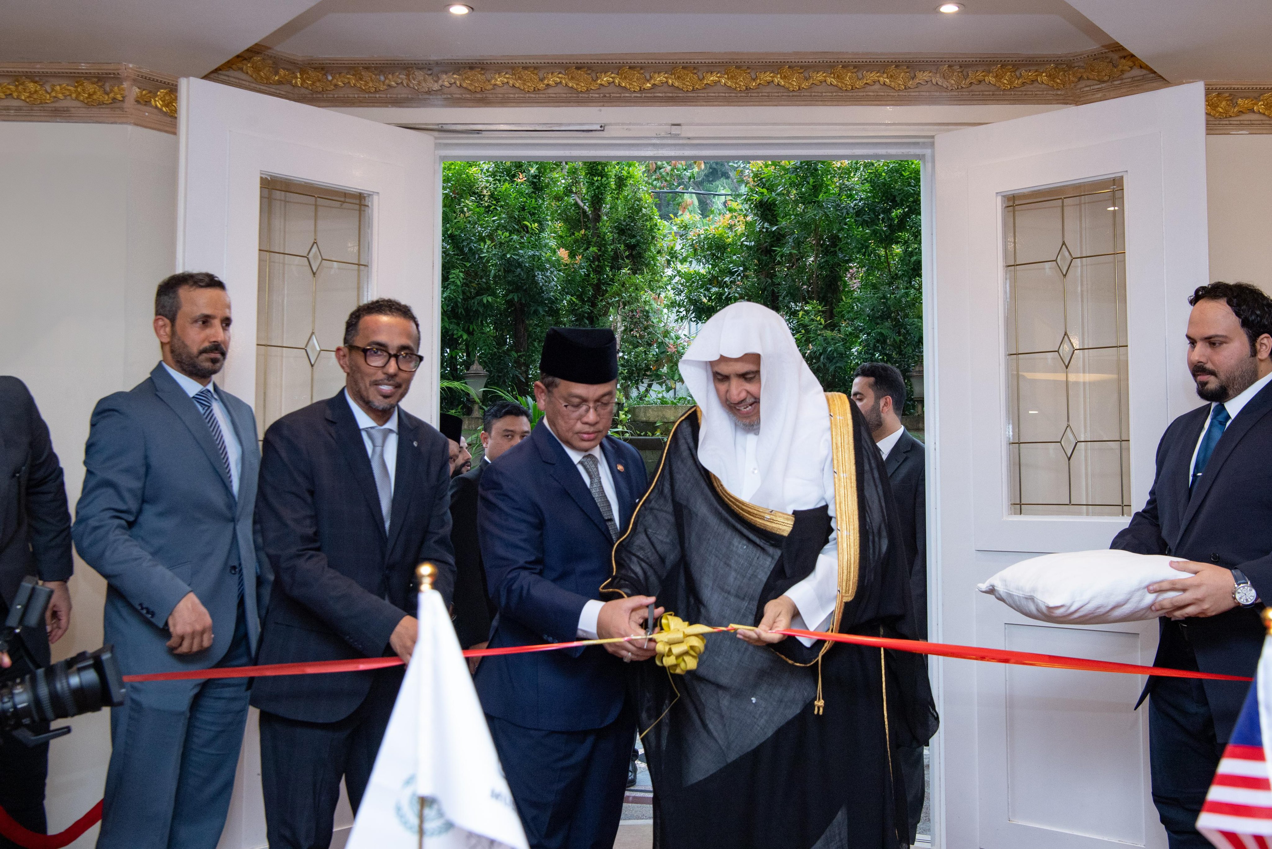 Junto al Ministro de Asuntos Religiosos de la Oficina del Primer Ministro de Malasia, el Sheij Mohammed Al-Issa