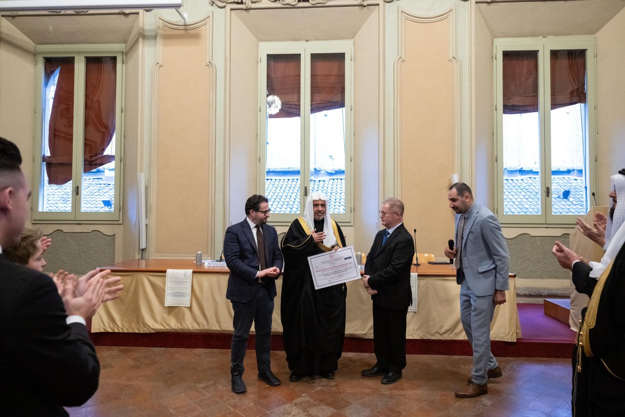 En diciembre de 2024, el Sheij Mohammed Al-Issa recibió la beca honorífica superior postdoctoral en derecho de la Universidad pública de Bolonia