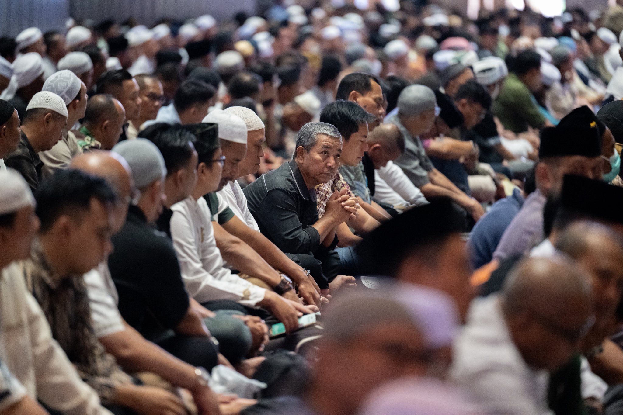 Cheikh Alissa prononce le sermon du vendredi et dirige la prière à la grande mosquée d’Istiqlal, dans la capitale indonésienne Jakarta.