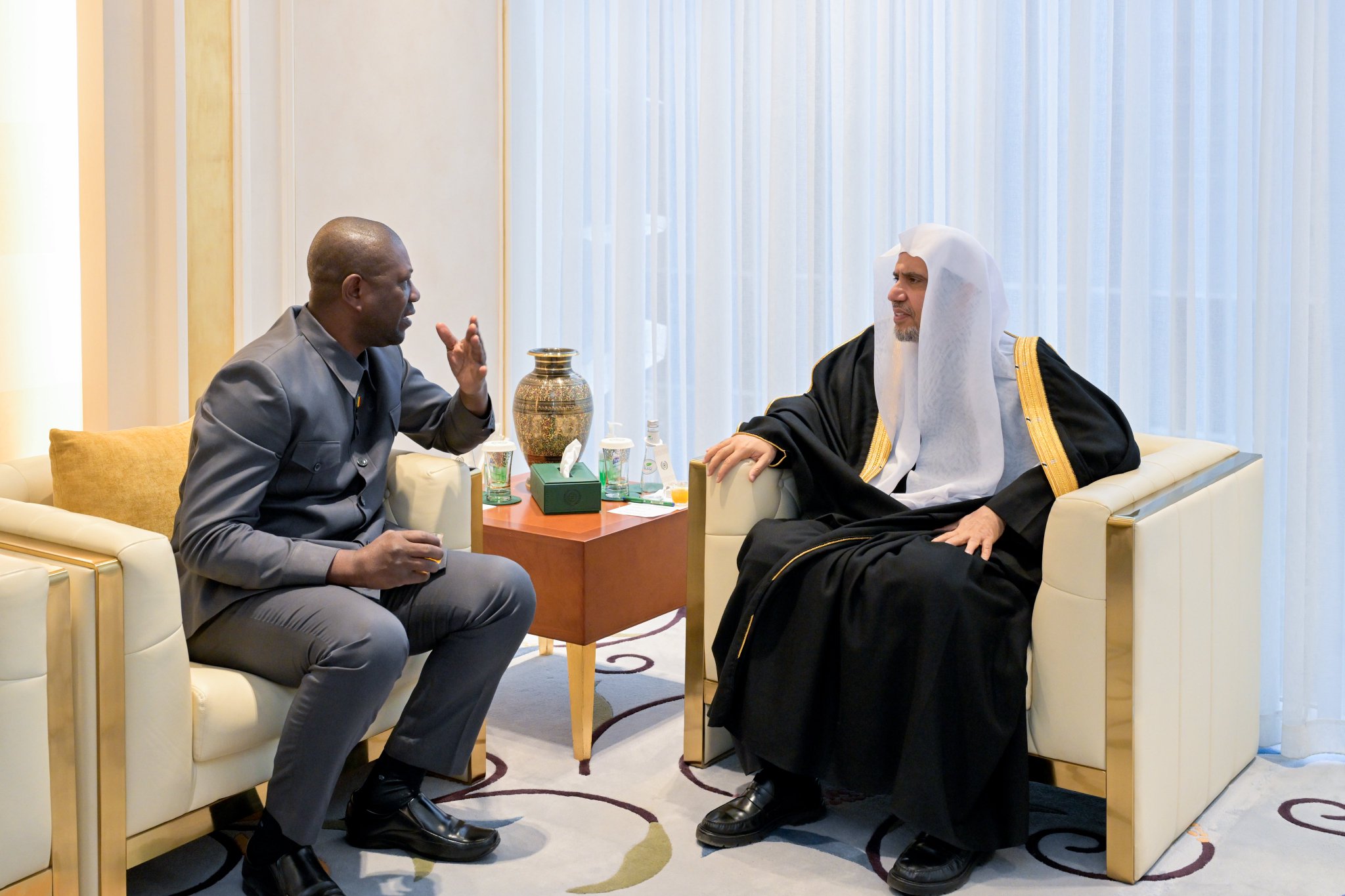 استقبل معالي الأمين العام، رئيس هيئة علماء المسلمين، فضيلة الشيخ د.⁧‫ محمد العيسى‬⁩‬⁩، في مكتبه ظُهر اليوم، معالي وزير الشؤون الدينية والعبادة والعادات، بجمهورية مالي، الدكتور محمد عمر كوني