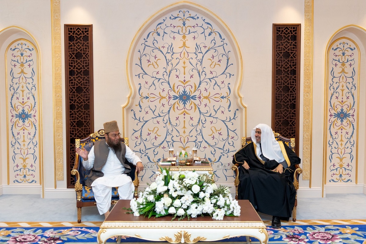 شیخ د.محمد العيسى در دفترش در مكه المكرمه، از جناب سناتور، دبیر کل انجمن مرکزی اهل حدیث در پاکستان، شیخ د.حافظ بخش استقبال كرد.
