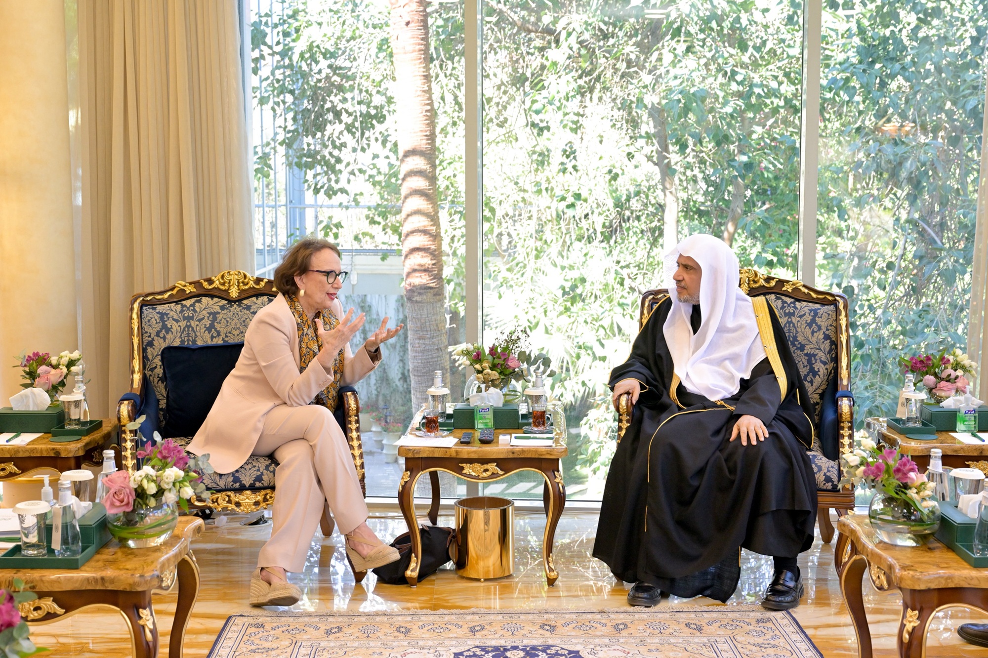 استقبل معالي الأمين العام، رئيس هيئة علماء المسلمين، فضيلة الشيخ د.محمد العيسى ، في مكتبه بالرياض ظُهر اليوم، معاليَ أمين عام الأمم المتحدة للتجارة والتنمية، السيدة ريبيكا غرينسبان