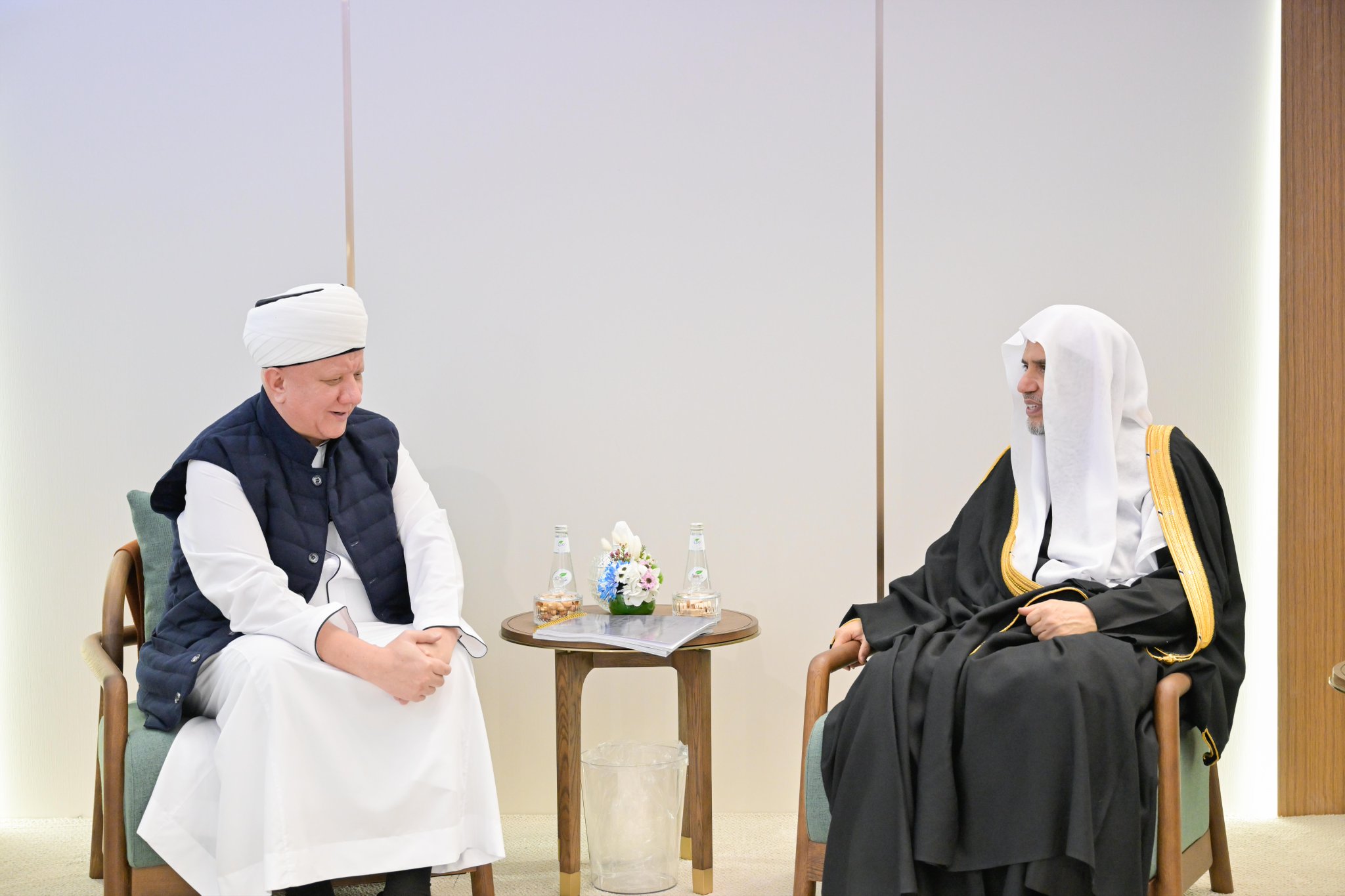 التقى معالي الأمين العام، رئيس هيئة علماء المسلمين، فضيلة الشيخ د.⁧‫ محمد العيسى‬⁩ ⁦‬⁩، في الرياض، فضيلةَ مفتي موسكو، ورئيس الجمعية الدينية لمسلمي روسيا، الشيخ ألبير كرغانوف