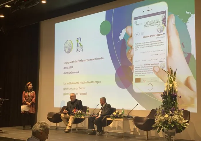 L’auteur Gísli Jökull Gíslason (Islande) et l’imam danois Abdul Wahid Pedersen discutent de l’importance de la promotion du sentiment d’appartenance à une plus grande communauté au sein de l’identité nationale lors du colloque NIIS2019. LigueDanemark