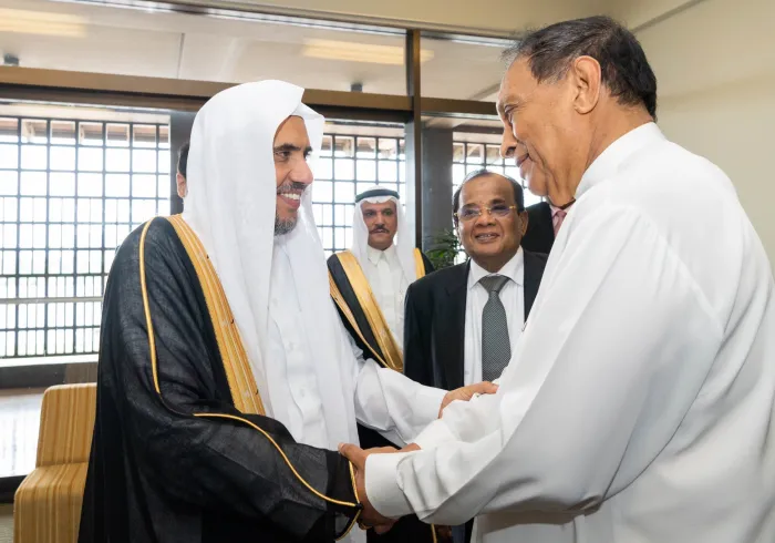 سری لنکی پارلیمنٹ کے اسپیکر رابطہ عالم اسلامی کے سیکرٹری جنرل کا پارلیمانی سیشن میں خیر مقدم کررہے ہیں۔