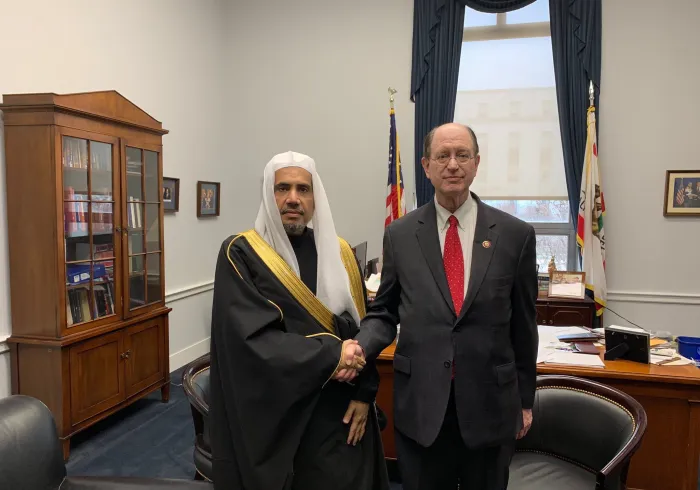 التقى معالي أمين عام ⁧الرابطة⁩ الشيخ د.محمد العيسى⁩ النائب الديموقراطي ⁧براد شيرمان⁩ عضو ⁧الكونغرس⁩ الأميركي ودار النقاش حول أهمية احترام القيم الإنسانية المشتركة واستيعاب الخصوصيات التشريعية وتنوعها وتفهم ظاهرة اختلافها الطبيعي مع أهمية الاطلاع على حيثياتها والنقاش الموضوعي حولها.