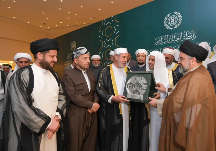 ‏“المرجعيات العراقية” تكرّم معالي الشيخ د.محمد العيسى‬⁩ على جهوده في دعم الحوار الفاعل والهادف بين المذاهب الإسلامية لتعزيز قيم الأخوة والتفاهم والتعاون.