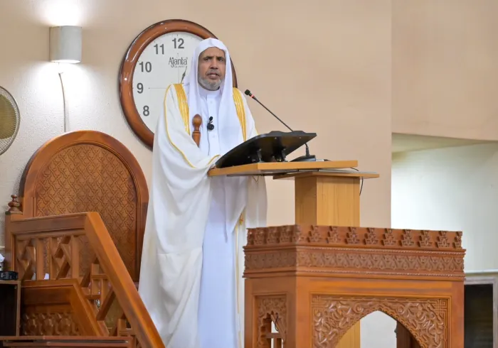 الأمين العام لرابطة العالم الإسلامي يلقي خُطبة الجمعة ويؤمُّ المصلّين بالجامع الوطني الكبير في العاصمة النيجيرية