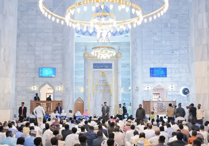 أمين عام رابطة العالم الإسلامي يُلقي خطبة الجمعة ويؤمّ المصلين في الجامع الكبير بالعاصمة الصومالية