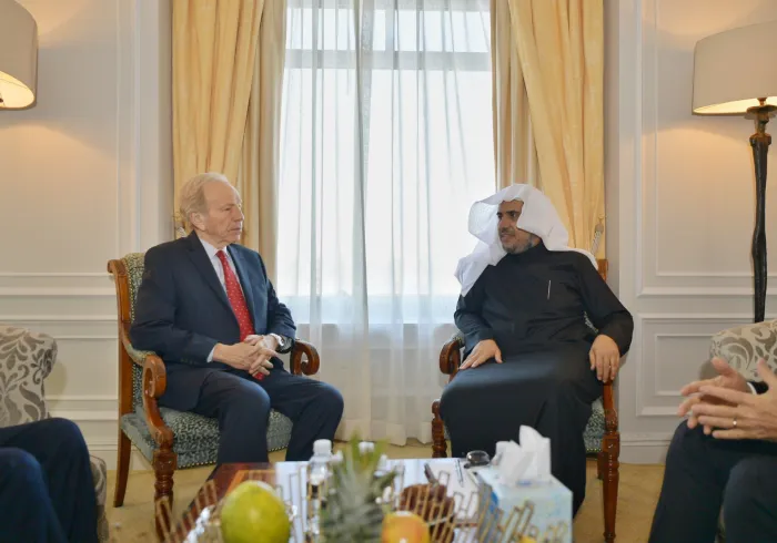 ‏في إطار زيارته للولايات المتحدة معالي الشيخ د.محمد العيسى⁩ يستقبل بمقر إقامته السيناتور ⁧جوزف ليبرمان⁩ المحلل السياسي والرئيس السابق للجنة الأمن القومي بمجلس الشيوخ والذي ثمّن بتقدير كبير ثقل ⁧الرابطة⁩ وجهودها “حول العالم” لتعزيز قيم التعايش والوئام في دول التنوع الديني والإثني.