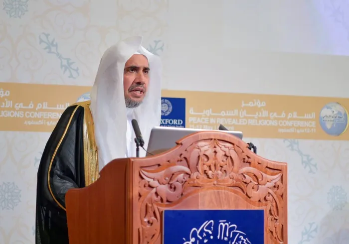 Le Secrétaire Général de la Ligue, en présence d’un grand nombre de représentants religieux, durant la cérémonie d’ouverture du congrès «La paix dans les religions», au Royaume Uni à l’Institut des études islamiques de l’Université d’Oxford.