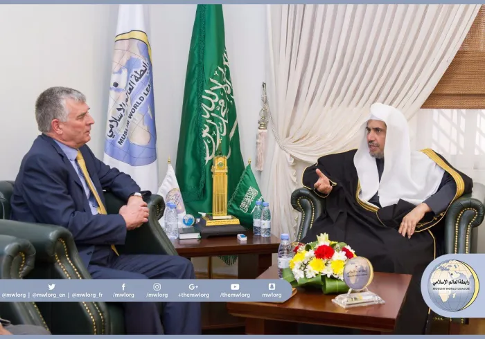 ‏معالي الأمين مستقبلا اليوم بمكتبه في الرياض سعادة السفير الإيرلندي لدى المملكة توني كوتر