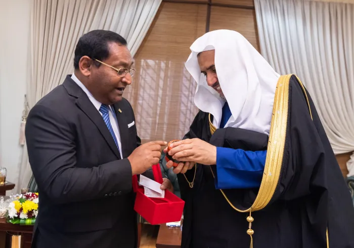 معالي الشيخ د ⁧‫محمد العيسى‬⁩ مستقبلاً سفير جمهورية ⁧‫المالديف‬⁩ لدى ⁧‫المملكة‬⁩ 