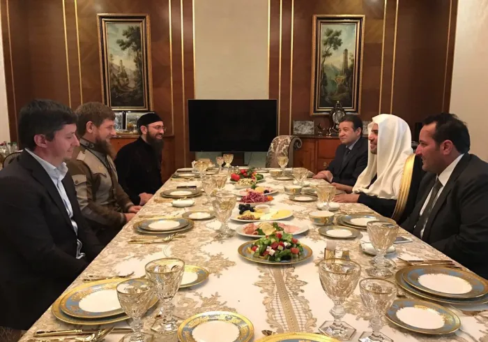 معالي أمين رابطة العالم الإسلامي يلتقي ظهر اليوم في غروزني فخامة الرئيس الشيشاني رمضان قديروف بحضور فضيلة مفتي الجمهورية.