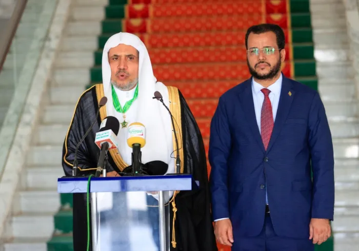 قلَّد فخامة رئيس الجمهورية الإسلامية الموريتانية السيد محمد ولد الشيخ الغزواني معالي الشيخ د. محمد العيسى”وسام الاستحقاق الوطني”