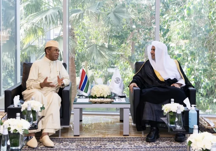 استقبل معالي الأمين العام، رئيس هيئة علماء المسلمين، فضيلة الشيخ د. ⁧‫محمد العيسى‬⁩ اليوم في مقرّ الرابطة الفرعي بالرياض، سعادة سفير جمهورية غامبيا لدى المملكة العربية السعودية، السيد عمر جبريل سالا