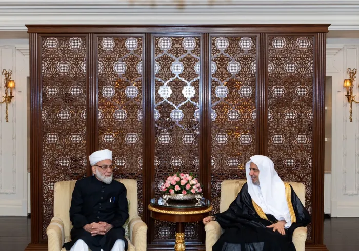 جناب شیخ دکتر محمد العیسی در اقامتگاه خود در هندوستان از جناب شیخ سید احمد بخاری امام جماعت و سخنران مسجد جامع بزرگ اعظم دهلی نو استقبال‌ نمود
