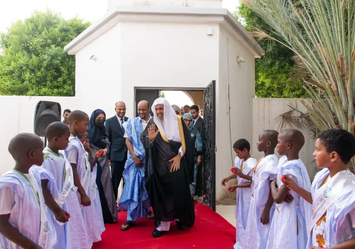 رابطة العالم الإسلامي‬⁩ تسلِّم المخصصات المالية السنوية للمستفيدين من الأيتام، ضمن البرنامج الخاص بـ "كفالة الأيتام" في القارة الأفريقية، الذي دشَّنه معالي الأمين العام