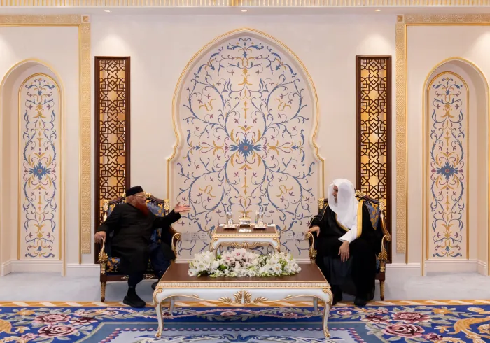در چارچوب هماهنگی رسمی از پیش تعیین شده: جناب دبیر کل، و رئیس انجمن علمای مسلمان، آقای دکتر شیخ محمد العیسی    در دفتر خود در مکه، با جناب مفتی جمهوری اسلامی پاکستان